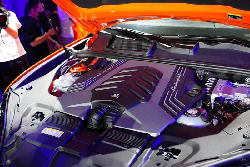 Urus SE 動力由新設計的 4.0 升雙渦輪增壓 V8 引擎和電動馬達組成，綜效800 CV。 記者趙駿宏／攝影