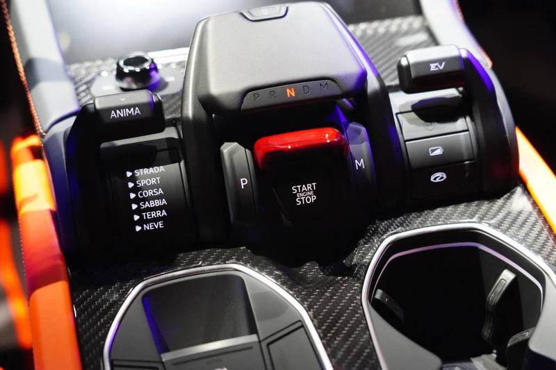 中控台的Tamburo駕駛動態模式選擇器可依駕駛需求調整不同駕駛模式，共有11種模式搭配應用。 記者趙駿宏／攝影