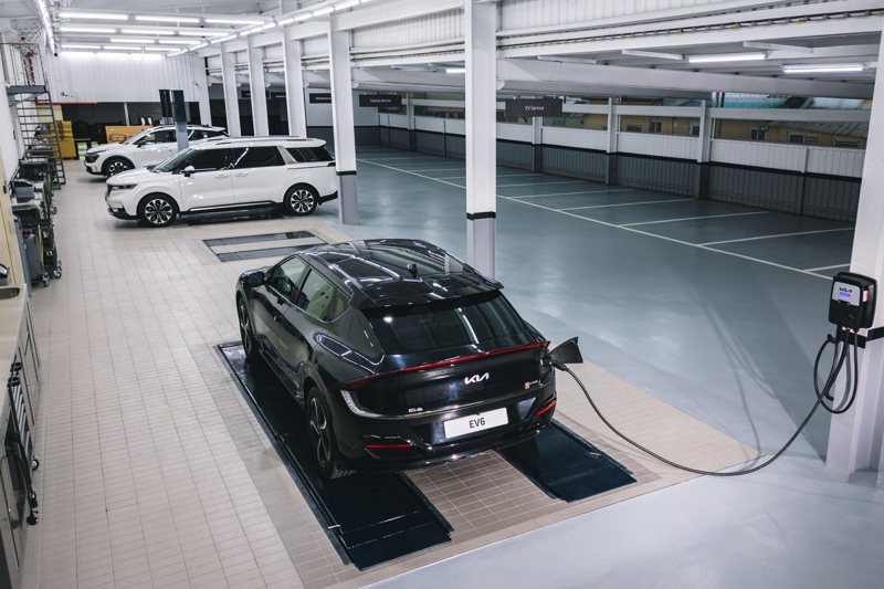 因應新能源車之產品布局，Kia高雄民族展示中心設置電動車專用工位提供電動車維修保養。 圖／森那美起亞提供