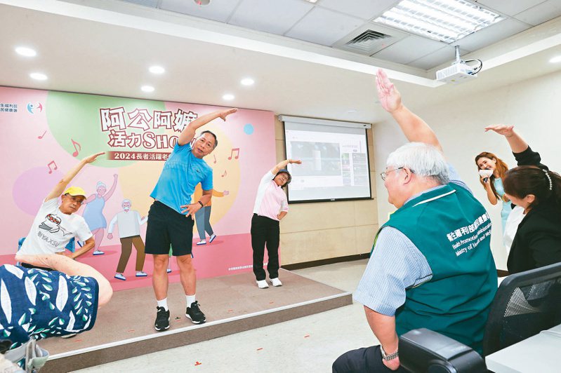 體適能教練徐棟英(左二)指出，超慢跑只要站得住就能做。記者蘇健忠／攝影
