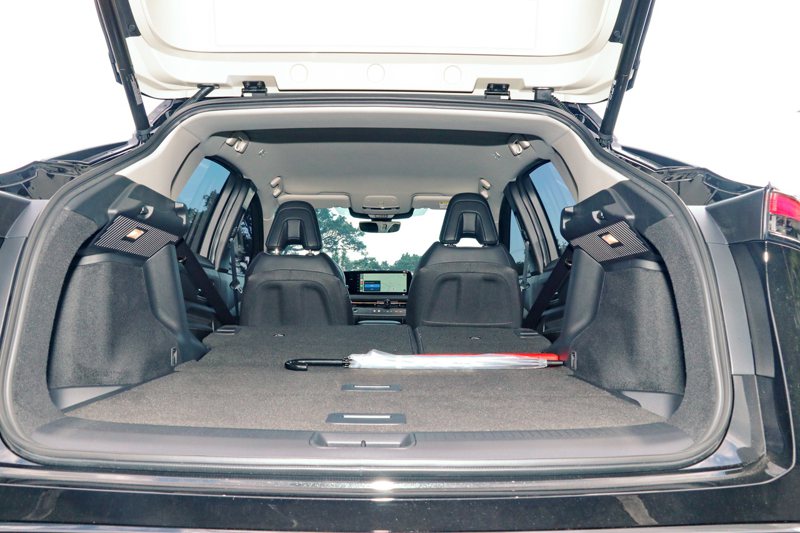 後車廂空間在一般情況提供466公升的容積，並且可以通過6/4分離椅背傾倒功能，創造更可觀且平整的置物空間。 記者陳威任／攝影