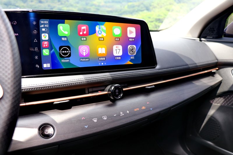 雙12.3吋螢幕為S曲線設計，支援無線Apple CarPlay及有線Android Auto功能。 記者陳威任／攝影