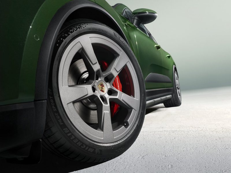 保時捷為所有 Macan 車型新增全新車色、輪圈及越野設計套件。 圖／Porsche提供