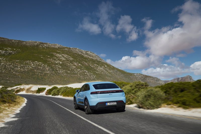 全新後輪驅動的保時捷 Macan 成為純電 SUV 車系的新入門款，其卓越的效率可提供高達 641 公里的 WLTP 續航里程。 圖／Porsche提供