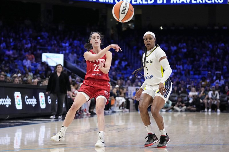效力WNBA印第安那狂熱隊的超級新秀克拉克以19次助攻打破聯盟紀錄。 美聯社