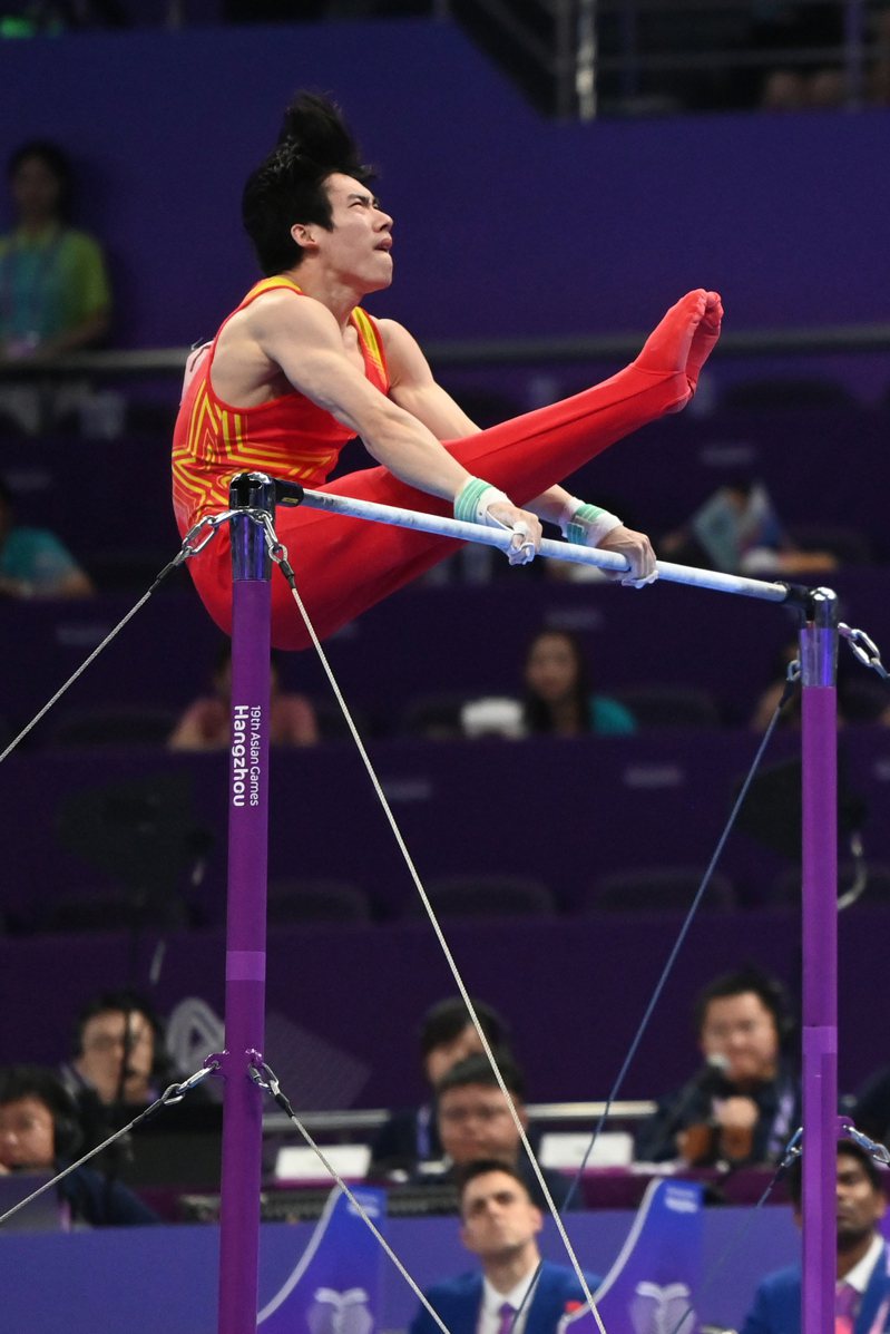 中國體操選手張博恆，圖為他在杭州亞運體操男子單槓決賽中獲得金牌。 (中新社)