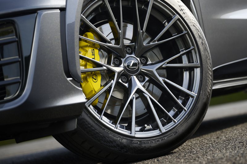 LBX Morizo RR配備19吋鍛造鋁合金輪圈(235/45R19)和高性能煞車系統。 圖／Lexus