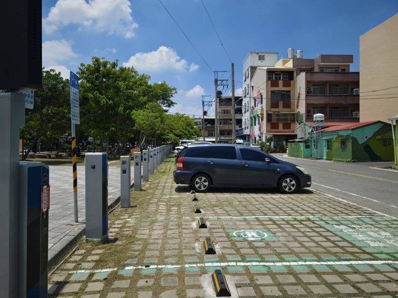 台南市智慧路邊停車格擴大到新化區啟用。圖／交通局提供