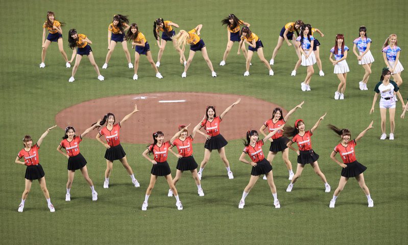 2024中華職棒明星對抗賽今天在台北大巨蛋舉行，六隊啦啦隊一同演出。記者余承翰／攝影