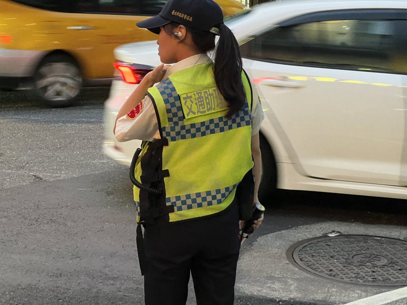台北市有113名「交通助理員」，可協助指揮交通、舉發違規停車與違規行為的YouBike等多項勤務。記者鍾維軒／攝影