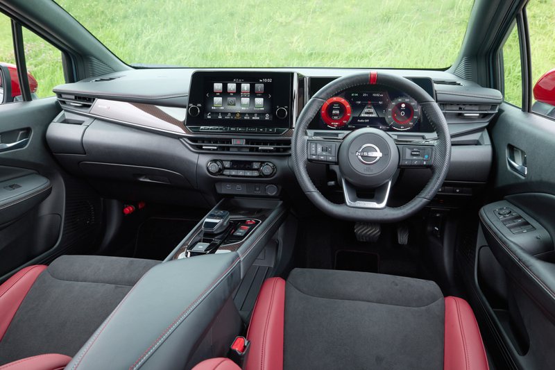 Note Aura NISMO車艙用紅黑為基底，並增添NISMO性能元素。 圖／Nissan