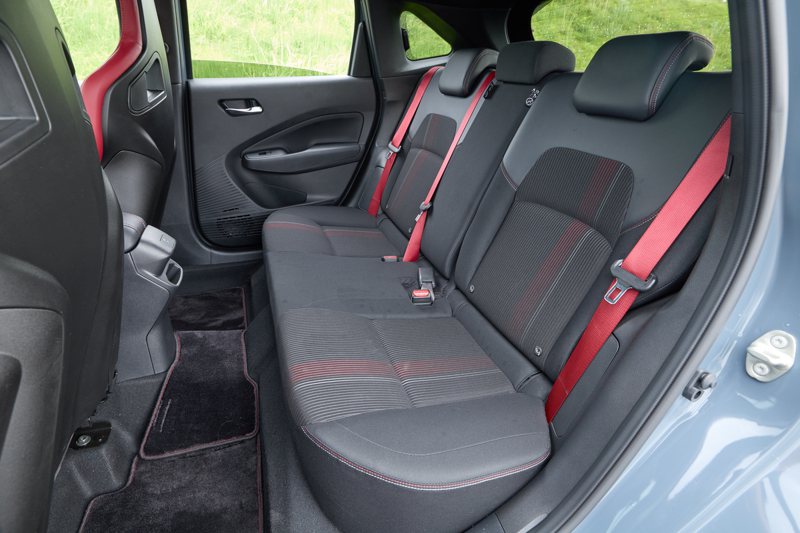 Note Aura NISMO後座也配備紅色安全帶。 圖／Nissan