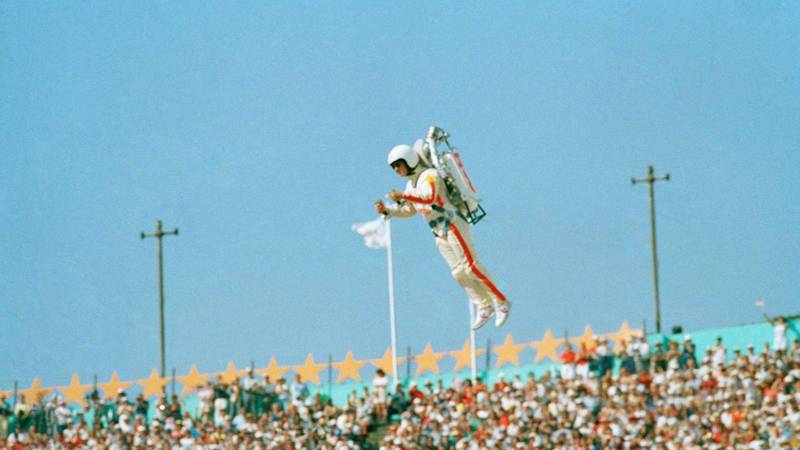 1984年洛杉磯奧運開幕，出現火箭人經典畫面。擷圖自X
