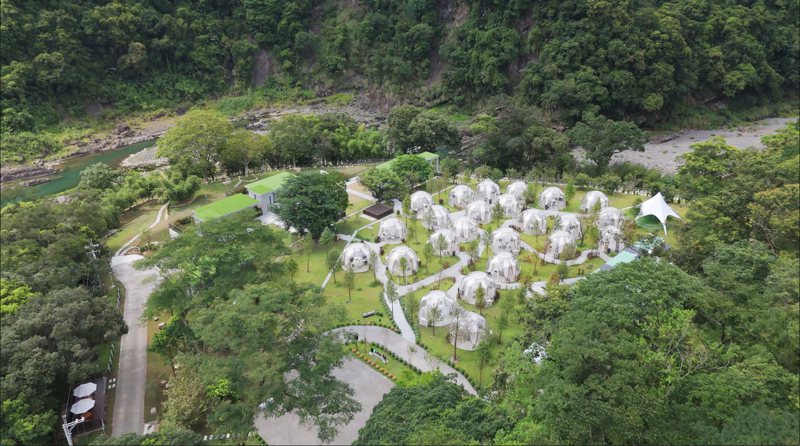 位在烏來的蘇卡利‧漫活，是以當地泰雅族族語地名古稱命名，是最新的頂級秘境溫泉民宿。 圖／和泰汽車提供