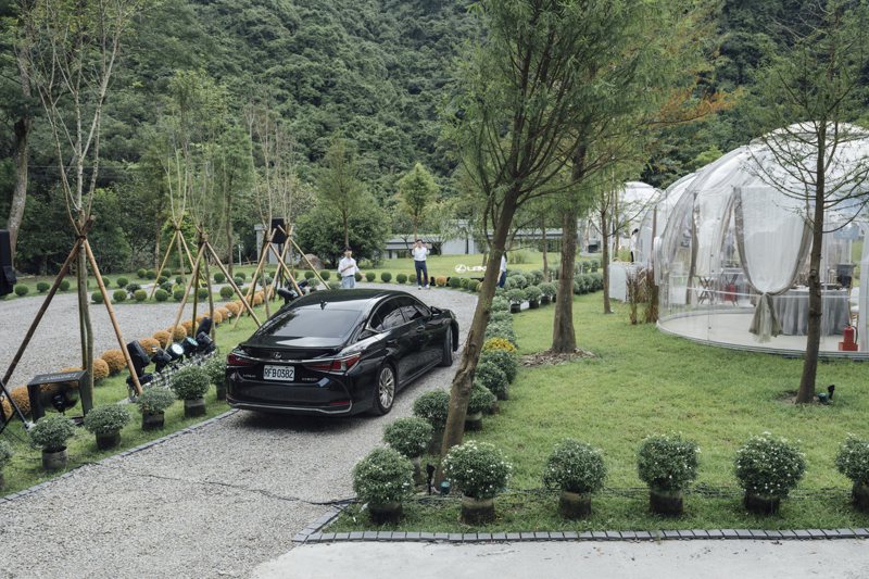 透過Lexus專車接送到山明水秀的烏來，展現Lexus精心的待客之道。 圖／和泰汽車提供