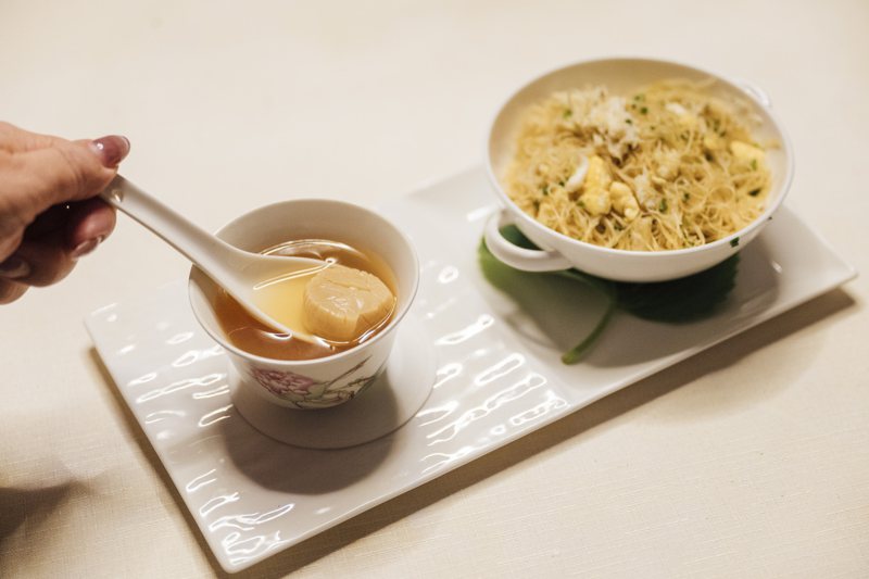 「強哥的難忘之味」就是主廚陳偉強拿手招牌菜炒米粉及粵式頂湯。 圖／和泰汽車提供