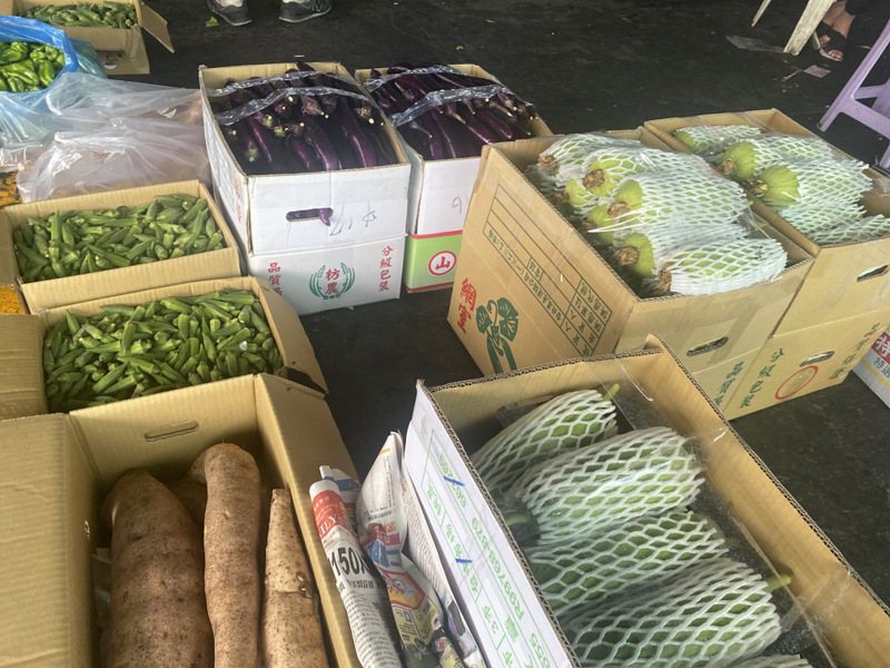 天氣熱加上颱風來襲，彰化縣溪湖果菜市場今天交易量減少，產地菜價已上漲約一成。記者林宛諭／攝影