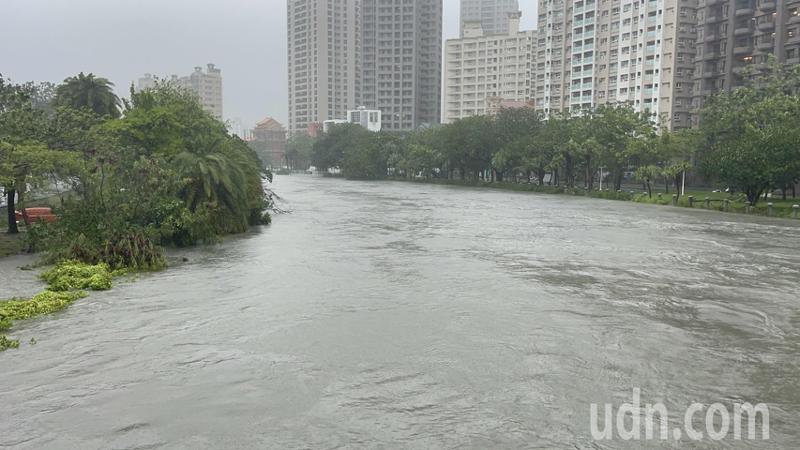 凱米颱風襲台，高雄市昨天深夜起降下驚人雨勢，愛河水位也暴漲外溢，導致鄰近美術館豪宅區整條道路都泡在滾滾黃水中，令住戶很擔心。記者劉學聖/攝影
