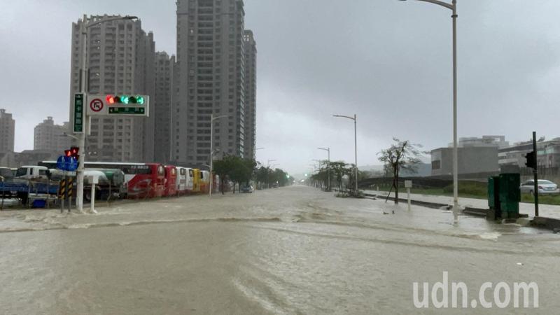 凱米颱風襲台，高雄市昨天深夜起降下驚人雨勢，愛河水位也暴漲外溢，導致鄰近美術館豪宅區整條道路都泡在滾滾黃水中，令住戶很擔心。記者劉學聖/攝影