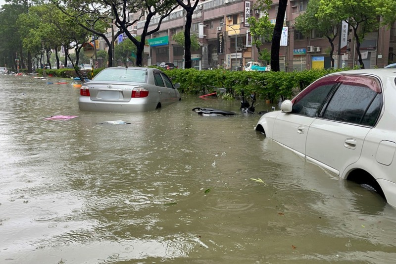凱米颱風25日挾帶暴雨，加上天文大潮影響，讓整個高雄市區幾乎都泡在雨中，也造成許多車牌漂走。 記者劉學聖／攝影