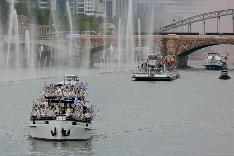 巴黎奧運會開幕式移至塞納河舉行，各國代表團乘船進場。法新社