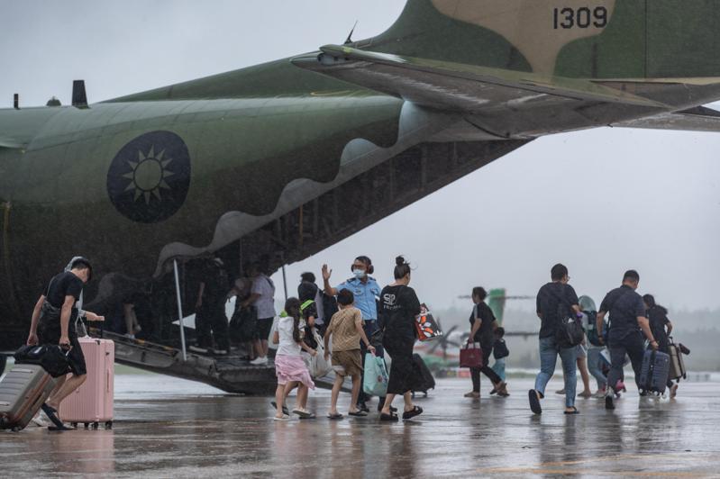 凱米颱風影響國內航空交通，造成大批旅客滯留金門、澎湖離島，空軍派出C-130運輸機協助疏運旅客。圖／軍聞社提供