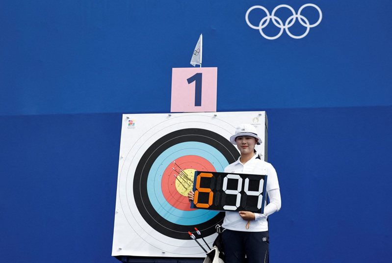 韓國女子射箭好手林是見日前在巴黎奧運個人資格排名賽中一舉刷新奧運及世界紀錄，以694高分拿下排名第一，很可能接班安山拿下奧運3冠王。 路透