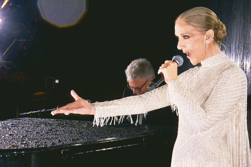 席琳狄翁罹病暫退，相隔近三年再度開唱，感動近卅五億觀眾。（美聯社）