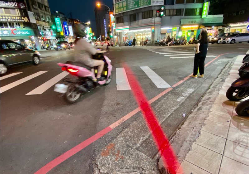 台中市交通局試辦「地板式紅綠燈」，讓低頭族也能注意交通號誌變換，安全過馬路。記者陳秋雲/攝影