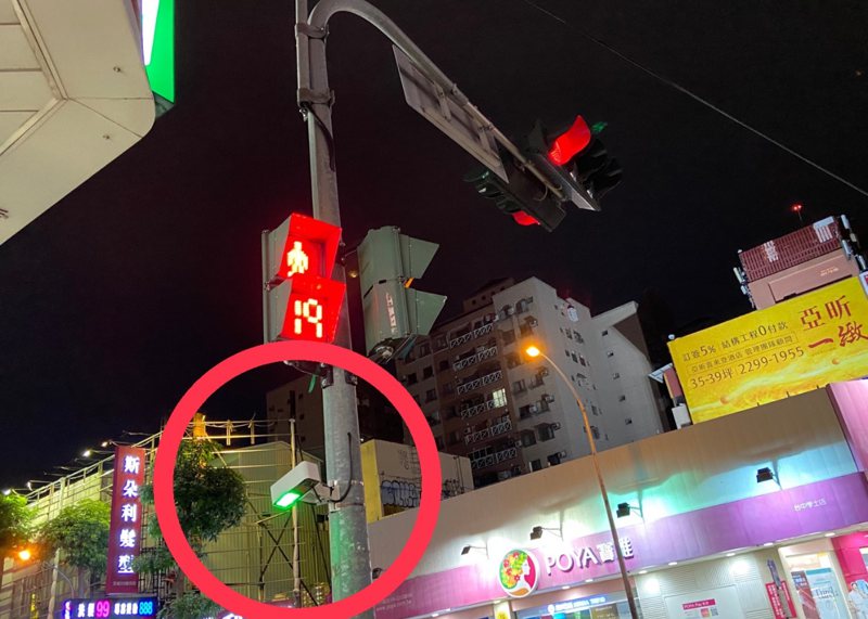台中市交通局試辦「地板式紅綠燈」，裝設快速又容易維護，且不占空間。記者陳秋雲/攝影