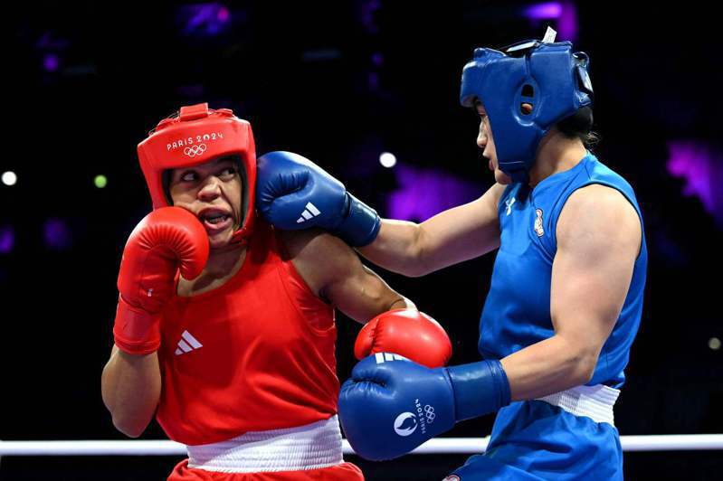 「抗癌女拳王」陳念琴（右）在巴黎奧運拳擊女子66公斤級首輪強勢出擊，挺進16強。 法新社