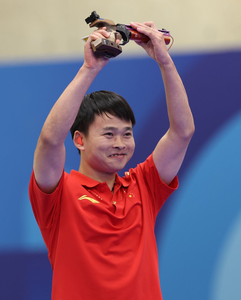 中國男子射擊選手謝瑜28日獲得10米氣手槍冠軍，這是本屆奧運中國代表隊的第三金。(新華社)