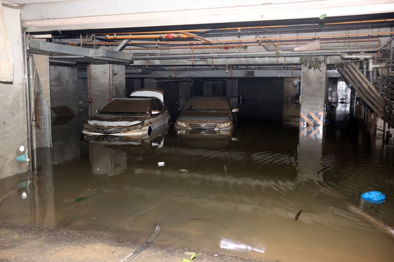 凱米颱風高雄多處淹水嚴重，不少車輛不幸成為泡水車。圖／聯合報系資料照