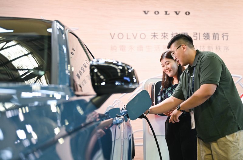 未來商務展提供 VOLVO 純電車款獨家試駕體驗，令觀展者積極報名，一同享受 VOLVO 電動車的流暢駕馭與高品質車室享受。 圖／國際富豪汽車提供