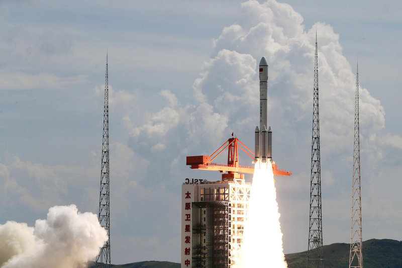 中國6日在太原衛星發射中心使用長徵六號改運載火箭，成功將千帆極軌01組衛星發射升空，衛星順利進入預定軌道。這也代表中國版「星鏈」首批衛星升空，試圖追上美國。（中新社提供）中央社 113年8月7日