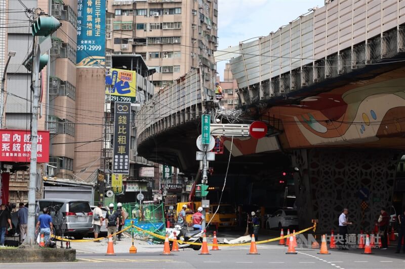 早安世界》三重台1線往忠孝橋高架遭聯結車鋼梁砸毀 估2個月修復