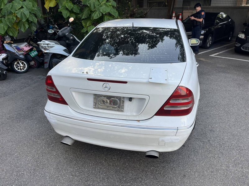 新北市52歲蘇男買假車牌懸掛上路，昨上午開車到桃園上班途中，被大園警方以AI巡防系統發現當場查獲，全案依偽造特種文書罪移送法辦。記者周嘉茹／翻攝