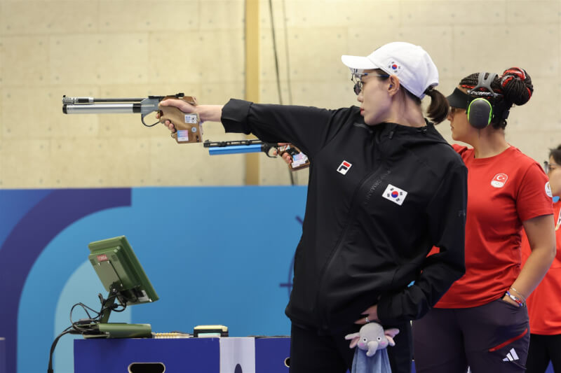 31歲韓國射擊女將金藝智在巴黎奧運因冷酷開槍架式爆紅。（韓聯社）