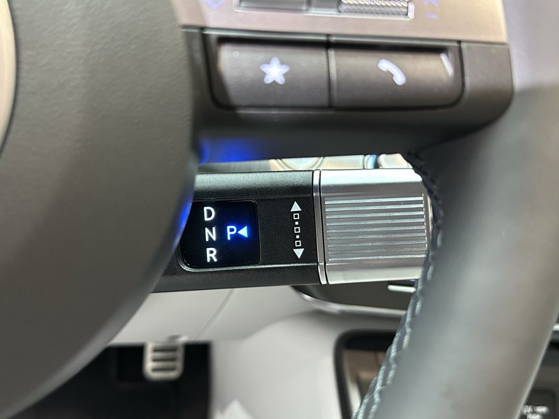 第二代Hyundai Kona Electric首度採用方向機柱換檔撥桿。 記者黃俐嘉／攝影