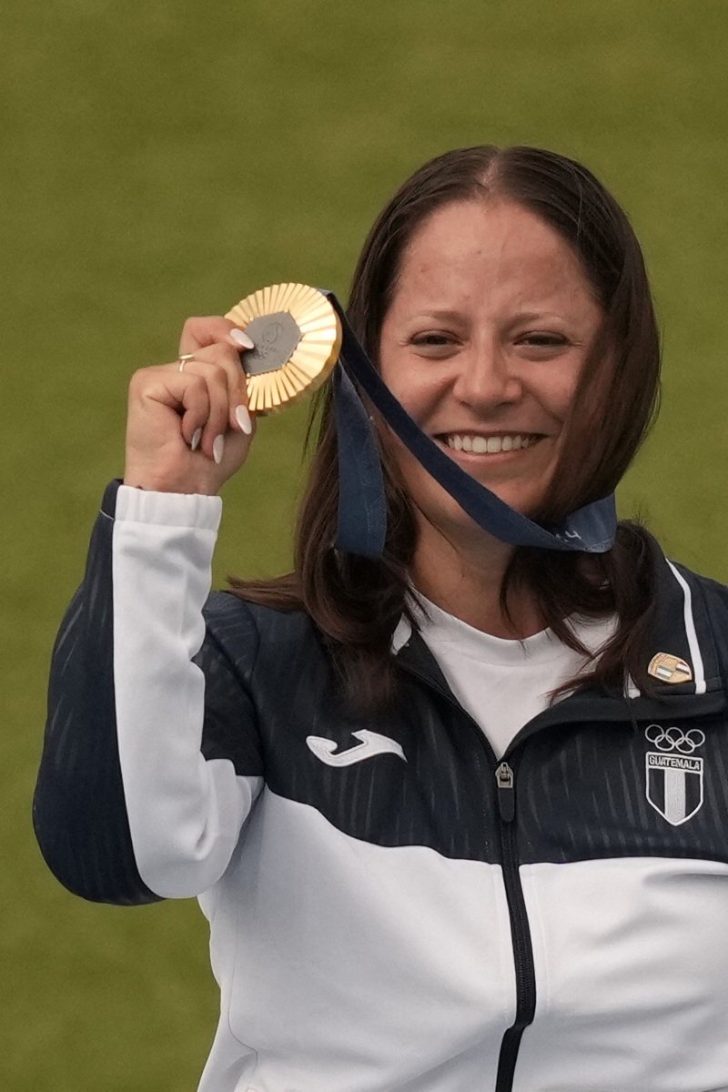 因練體操而脊椎受傷的瓜地馬拉女運動員儒亞諾，改練射擊後，31日在巴黎奧運的女子射擊比賽中，為瓜地馬拉贏得第一面奧運金牌。(路透)