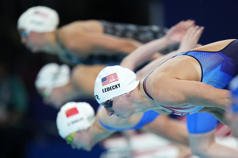 美國女子泳將雷德基(右一)在1500米女子遊泳項目獨佔鰲頭，一些運動員一看到自己將與雷德基一同參加1500米自由泳賽，就會浮現可能「被雷德基超越一整圈」的想法。(美聯社)