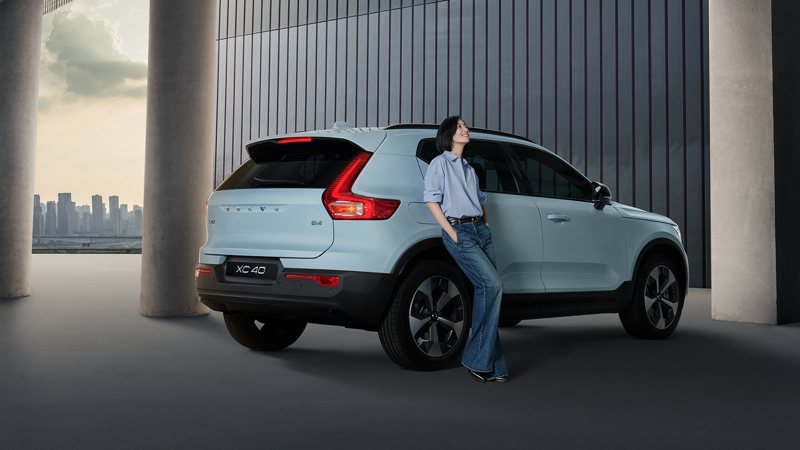 金馬影后桂綸鎂與北歐豪華汽車品牌 VOLVO 三度攜手合作，為 Volvo XC40 獻上全新形象廣告，以創新的「平行時空」話題為背景題材，從「前進嚮往自己」主題延伸撞擊出「多元宇宙」新火花。 圖／國際富豪汽車提供