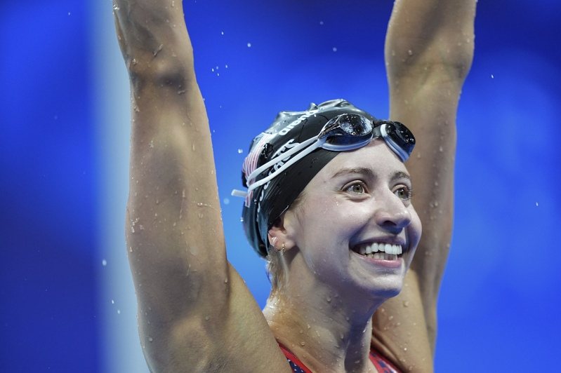 美國選手道格拉斯獲得女子200米蛙泳金牌，圖為她在得知獲勝時高舉雙手慶祝。(美聯社)