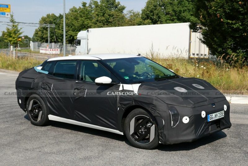 量產版Kia EV4偽裝測試車。 摘自Carscoops