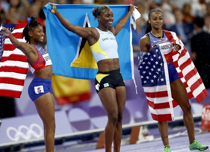 巴黎奧運女子100公尺短跑項目，聖露西亞的阿爾弗雷德(中)摘金，為該國拿到首面奧運獎牌，被譽為奧運女飛人，美國隊則包辦銀、銅牌。右為理查森。(歐新社)