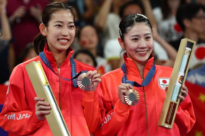 志田千陽(右)、松山奈未首次出徵奧運就獲得女雙銅牌。 歐新社