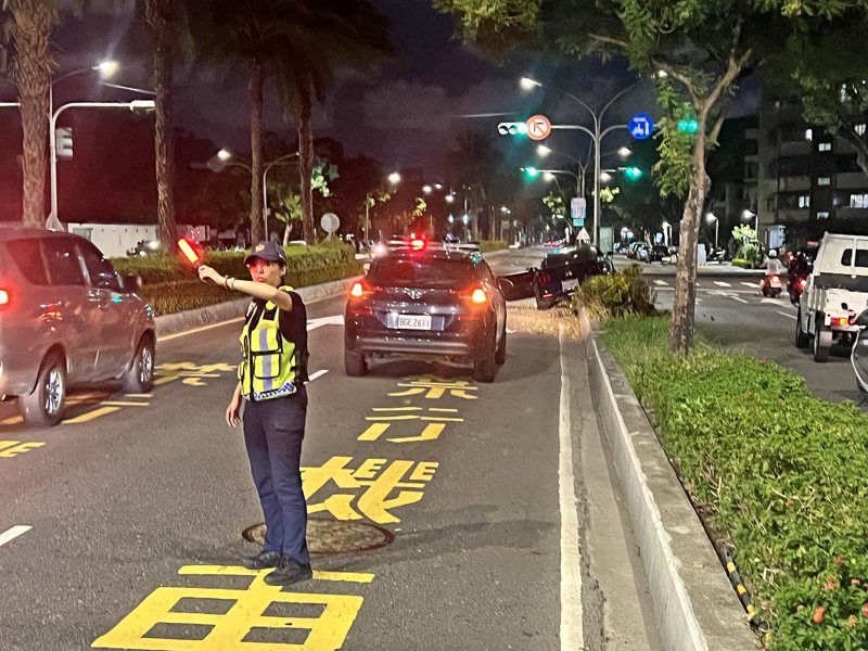 涂姓男子今晚7時許駕福特野馬搭載妹妹行經高雄市國泰路二段時，變換車不當，擦撞楊姓男子自小貨車後，失控衝上分隔島，撞斷路燈桿撞斷，車頭毀損，幸涂氏兄妹僅受輕傷。記者石秀華／翻攝