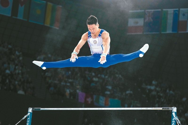 我國體操好手「世界貓王」唐嘉鴻，今天在巴黎奧運單槓全力爭金。（美聯社）
