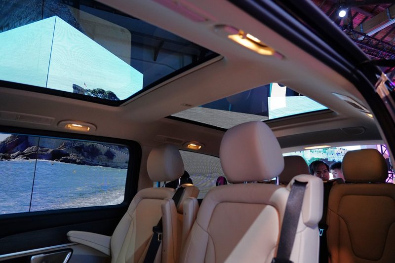 V-Class擁有大面積全景玻璃天窗，讓座艙視野更通透。 記者趙駿宏／攝影