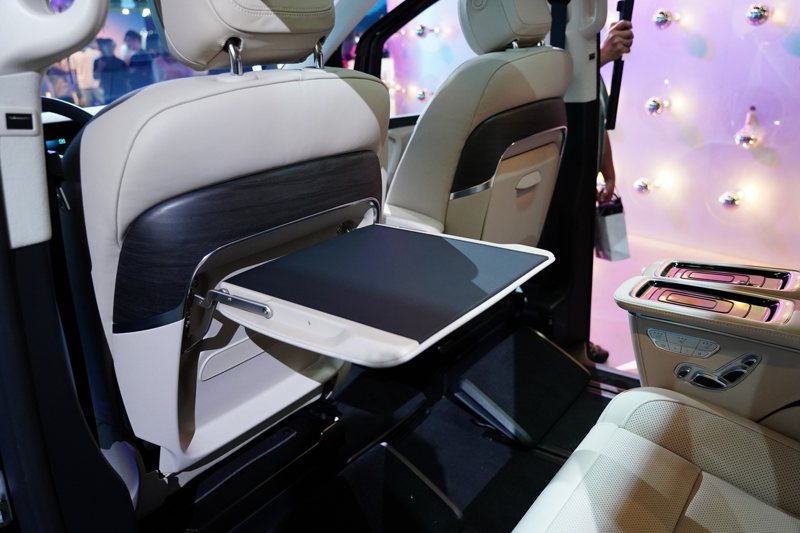 頂級V 250 d EXCLUSIVE車型配有獨立雙前座椅背摺疊桌。 記者趙駿宏／攝影